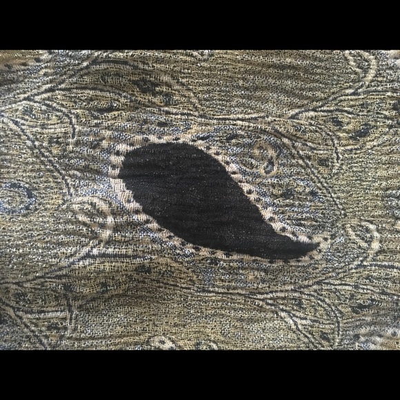 Metallic wrap with rabbit fur pom poms - Picture 5 of 5